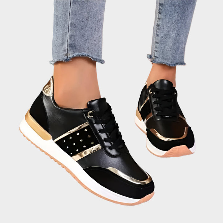 Judit | Fekete sportcipő arany részletekkel