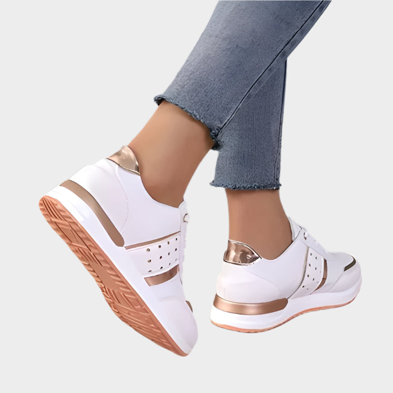 Judit | Fekete sportcipő arany részletekkel