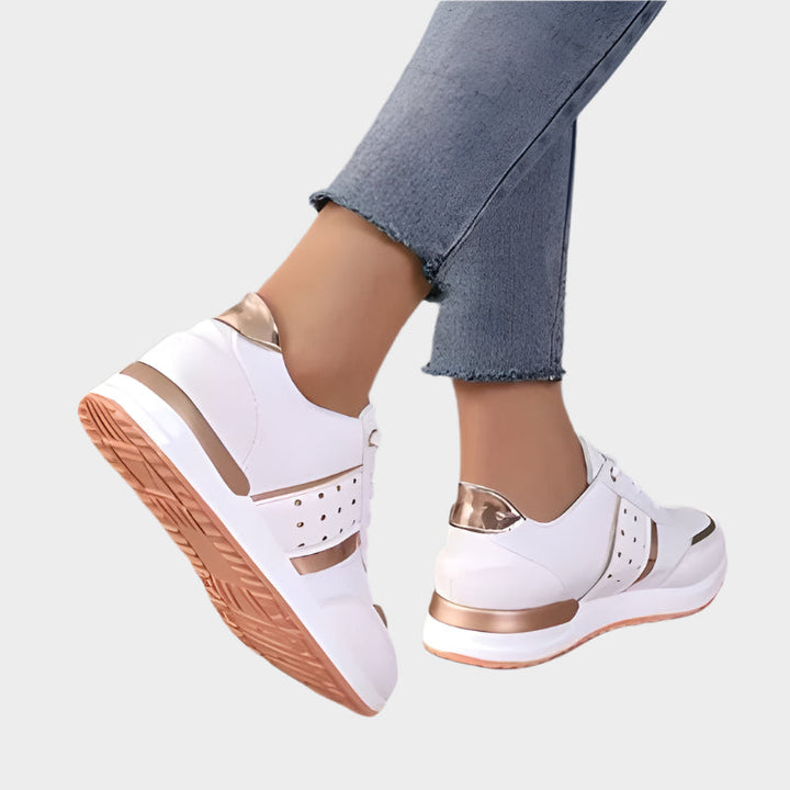 Judit | Fekete sportcipő arany részletekkel