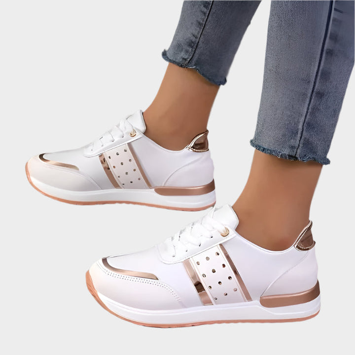 Judit | Fekete sportcipő arany részletekkel