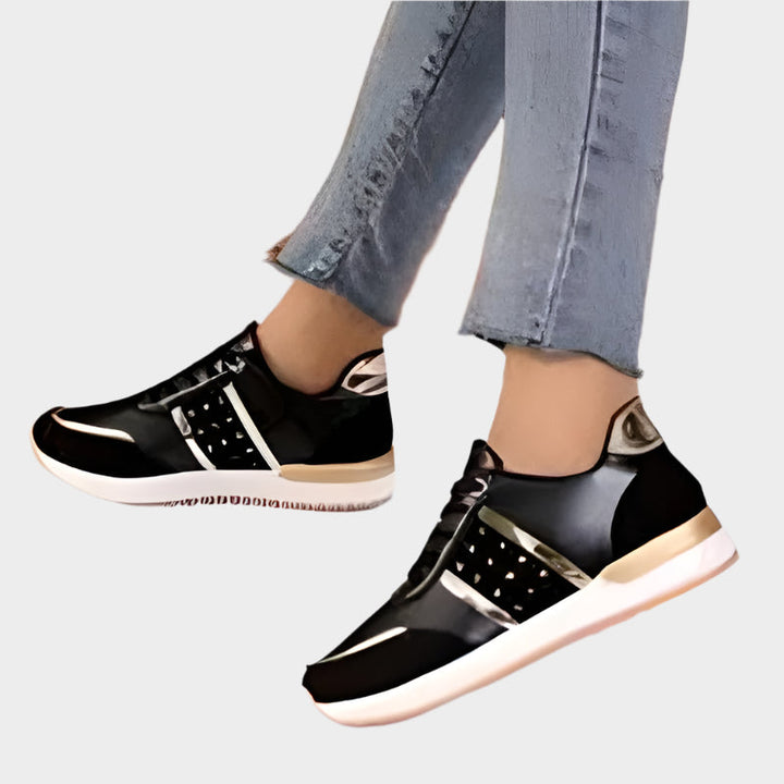 Judit | Fekete sportcipő arany részletekkel